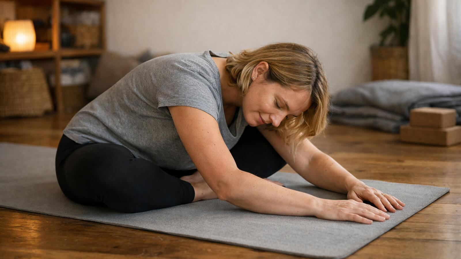 Postura de yoga sencilla para principiantes, con estiramiento suave y atención a la respiración en un entorno calmado.